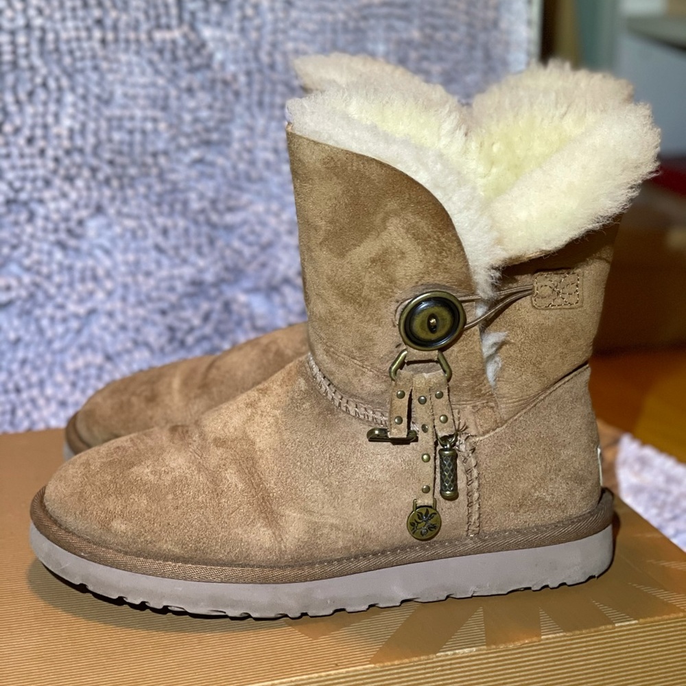 ChestNut UGGS - Azalea Charm